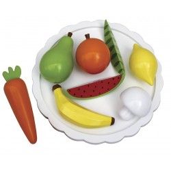 Drewniane owoce i warzywa na talerzu
