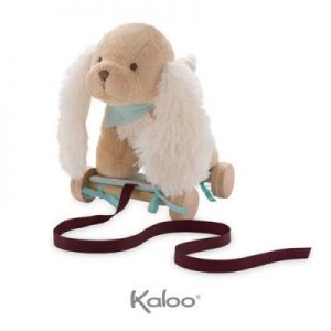 Kaloo - Szczeniaczek Karmelowy przytulanka 27 cm na wózeczku kolekcja Les Amis
